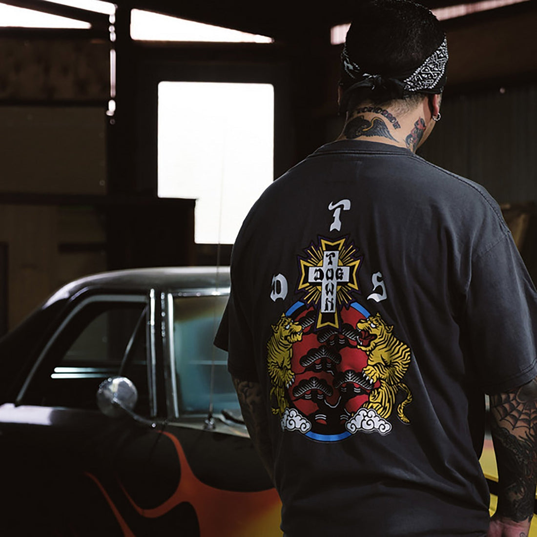 8/8(Sat) 12:00〜販売開始！TRADMAN'S TORAICHIとDOG TOWNによるコラボレーションTシャツ